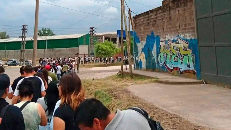 10 cuadras de cola por 30 puestos de trabajo en el conurbano: entregaron 3 mil CV