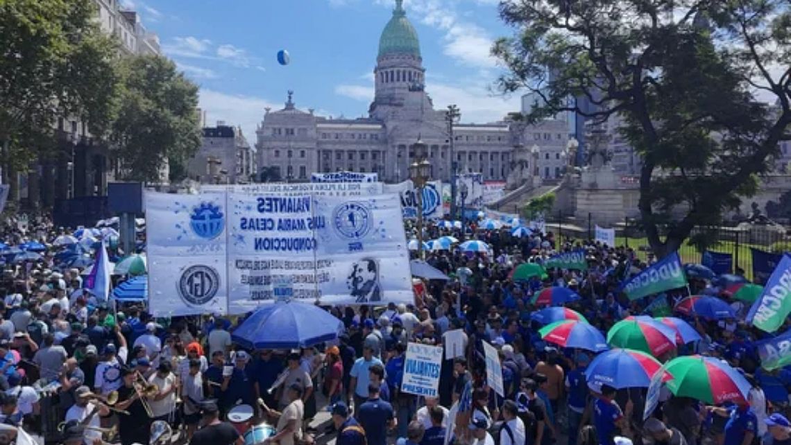 La CGT y las CTA marcharon contra la reforma laboral y hubo incidentes frente al Congreso