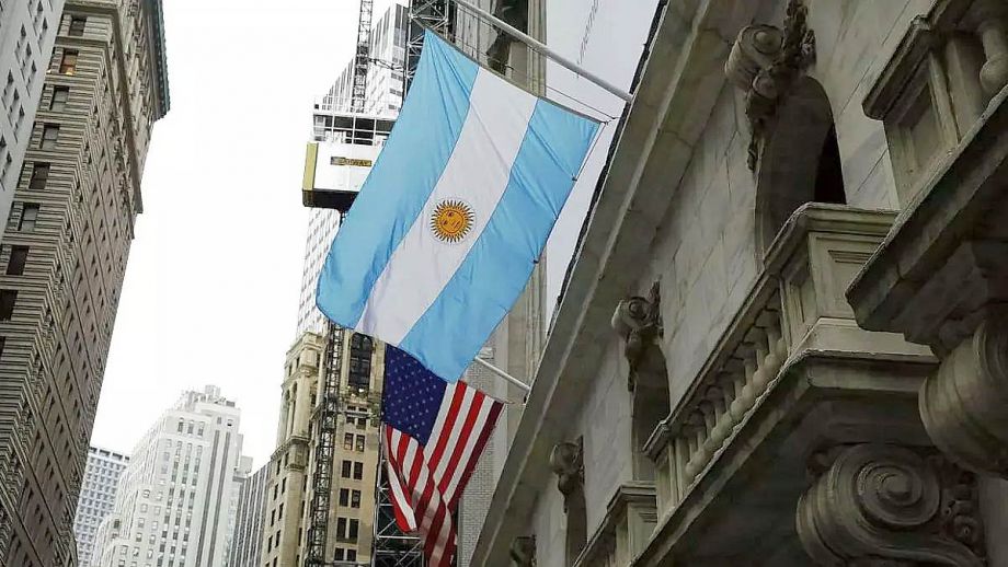 Bancos internacionales recomiendan desprenderse de bonos argentinos ante dudas sobre la economía