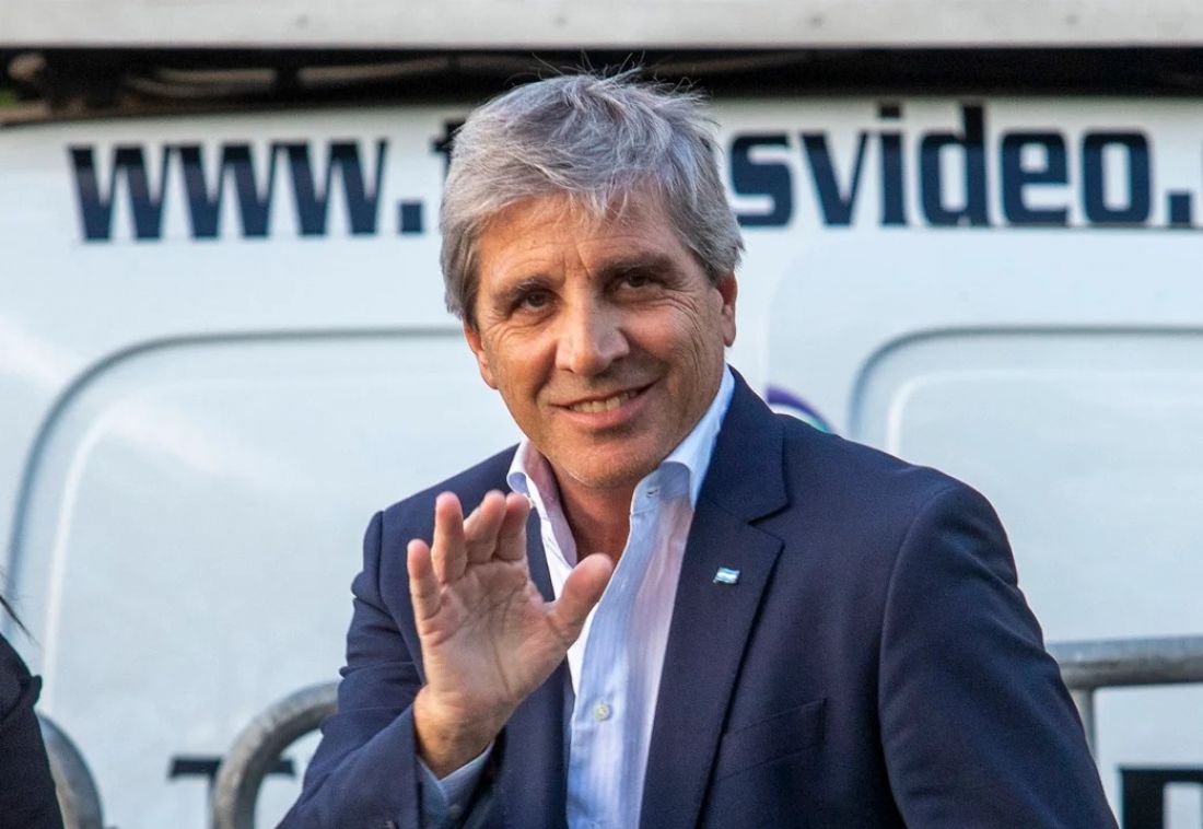 Caputo vuelve al mercado: el Tesoro busca renovar $9,4 billones y lanza más bonos en dólares