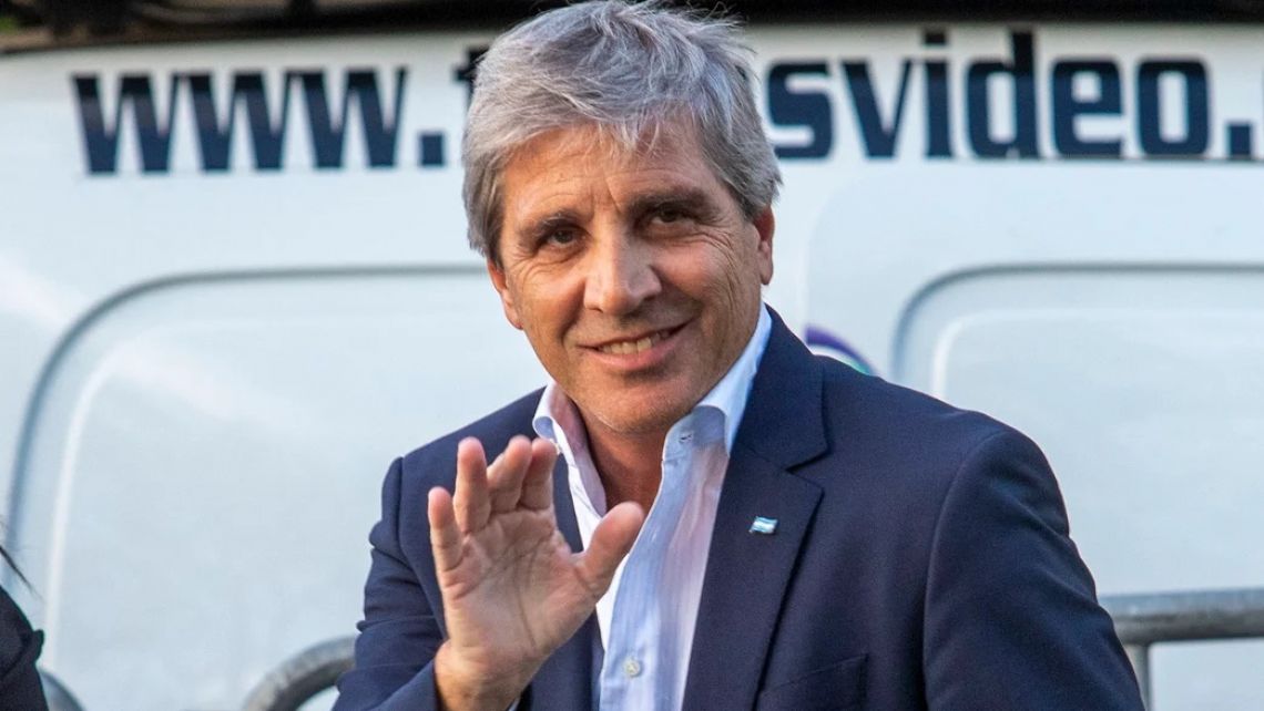 Caputo vuelve al mercado: el Tesoro busca renovar $9,4 billones y lanza más bonos en dólares