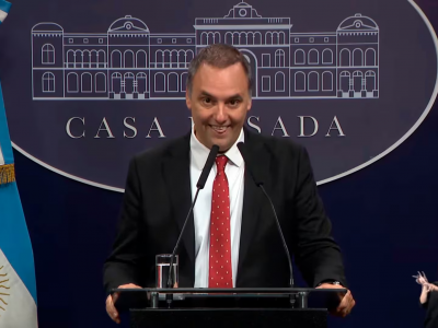 Cruce y malestar: terminó de forma abrupta la conferencia de Adorni tras una respuesta polémica