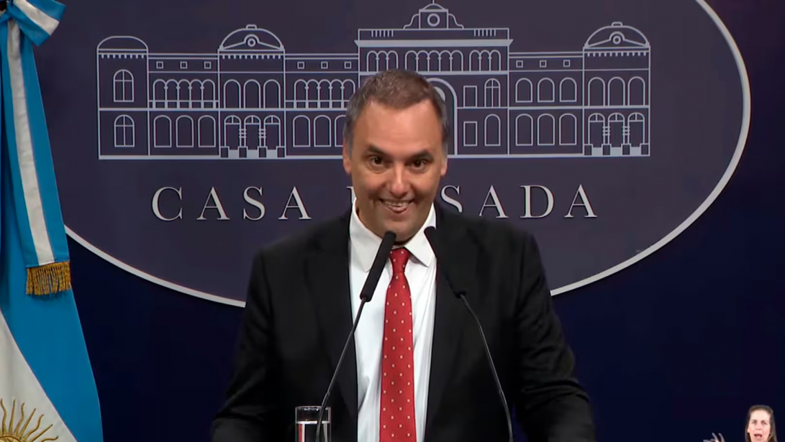 Cruce y malestar: terminó de forma abrupta la conferencia de Adorni tras una respuesta polémica